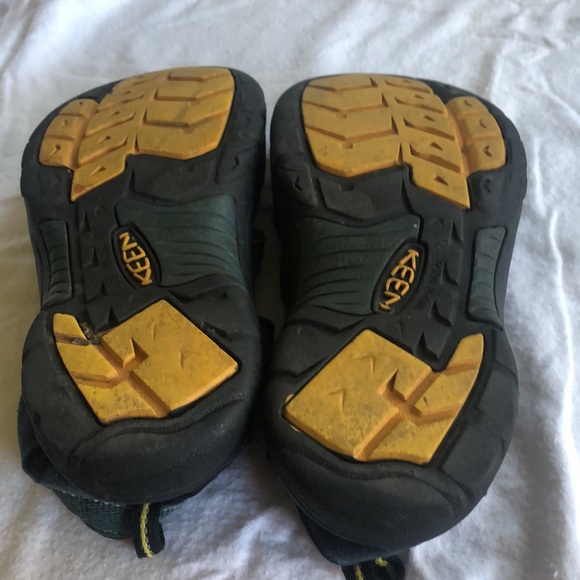 Keen size 3 water sandals in dark forest green and black - Picture 3 of 3